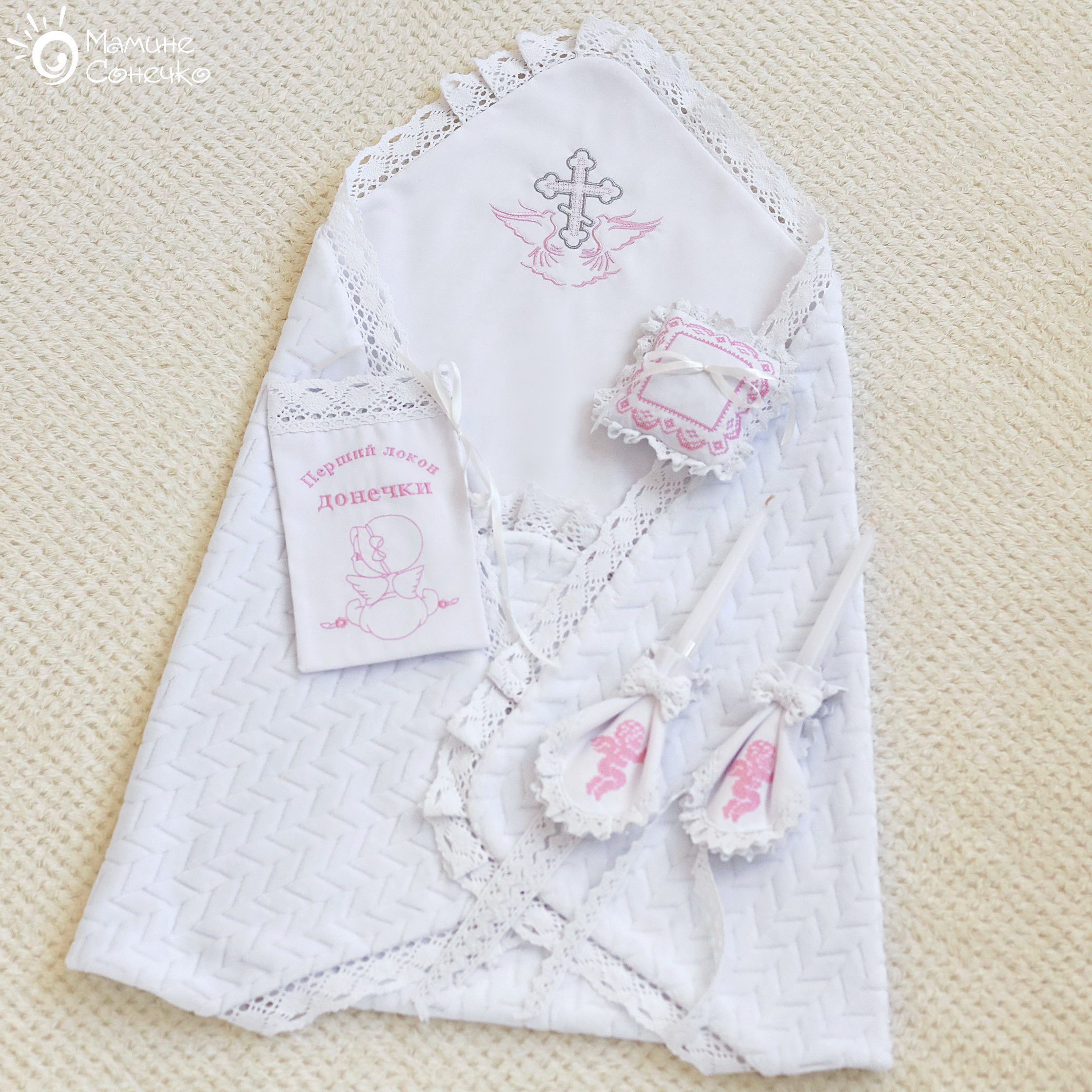 Набор аксессуаров для крещения “Крест с голубками” розовая вышивка, лен + плюш