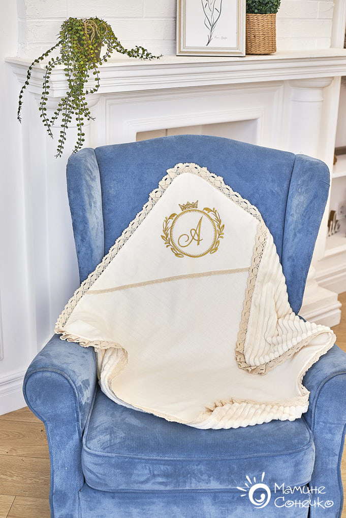 Baptismal blanket “Initial in a circle with a crown” gold, linen + plush