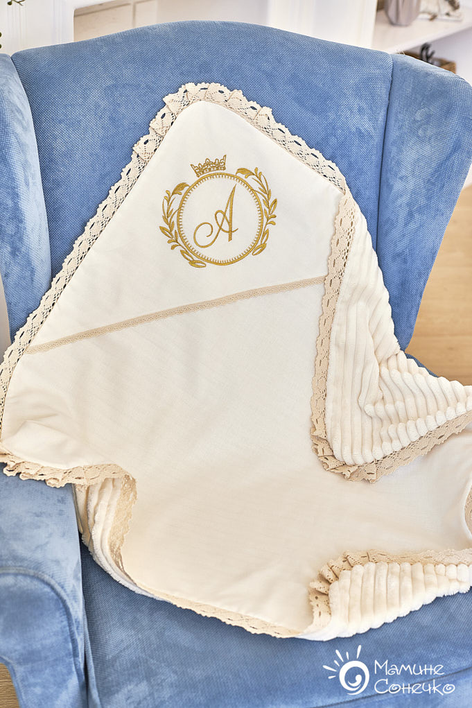 Baptismal blanket “Initial in a circle with a crown” gold, linen + plush