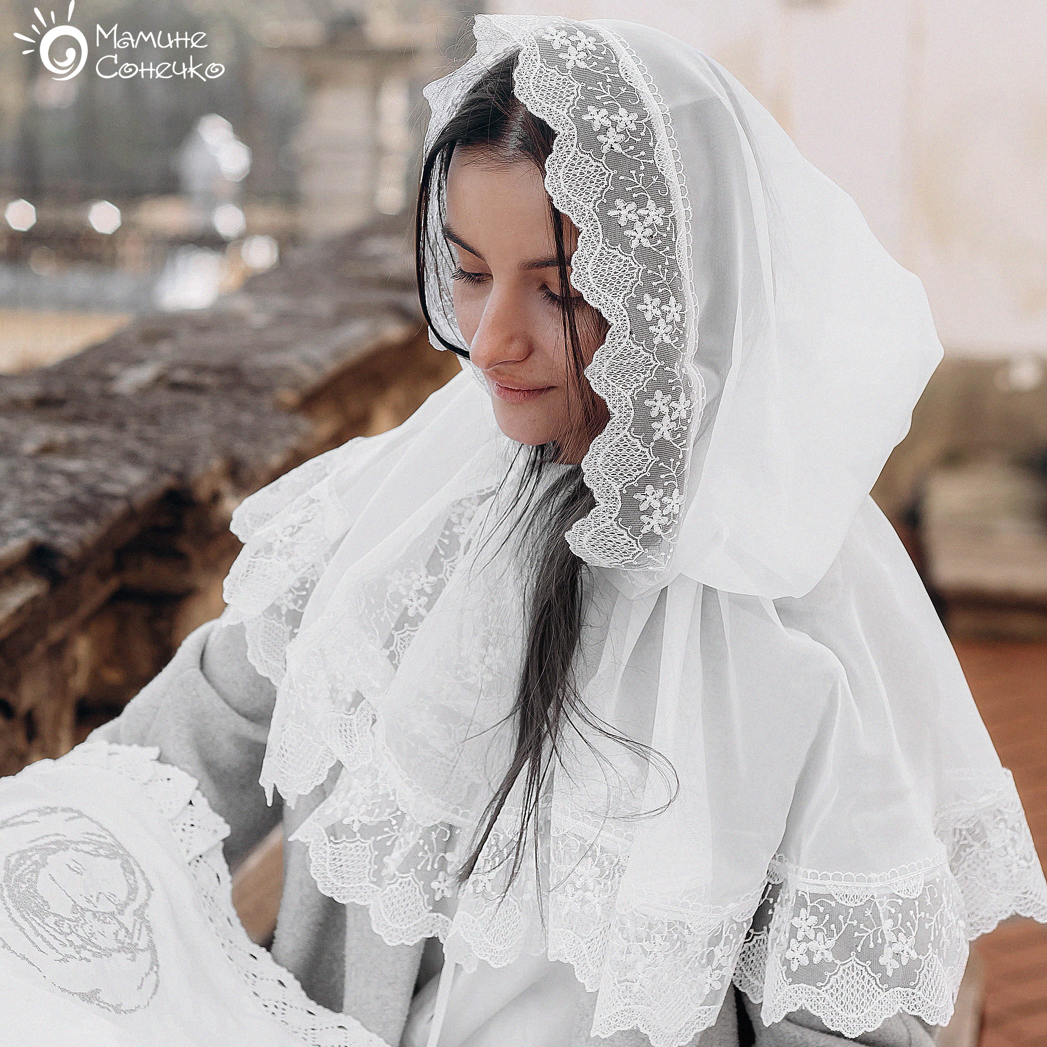 Праздничный женский белый платок-палантин “Принцесса-цветочный лан”