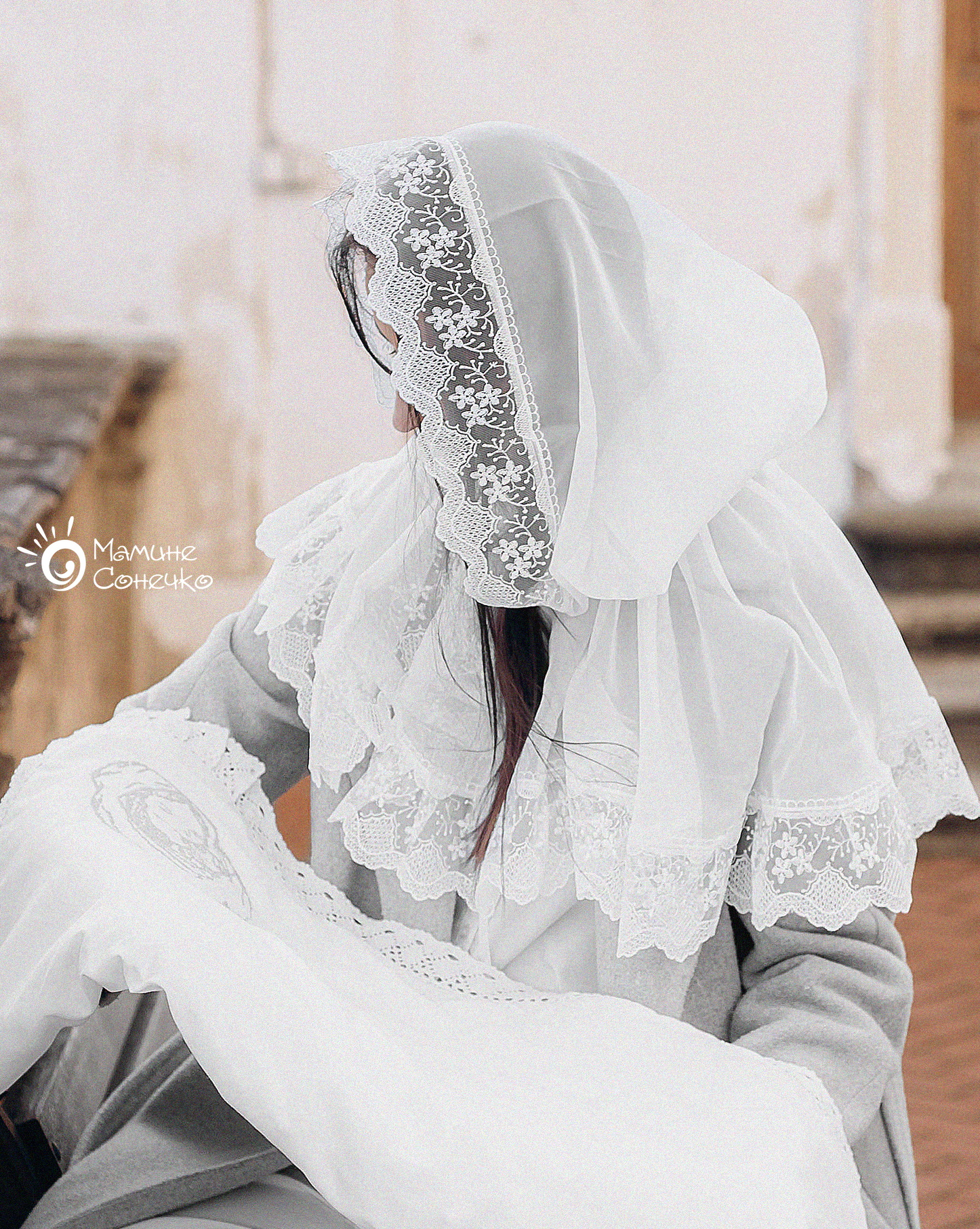 Святкова жіноча біла хустка-палантин “Принцеса-квітковий лан”