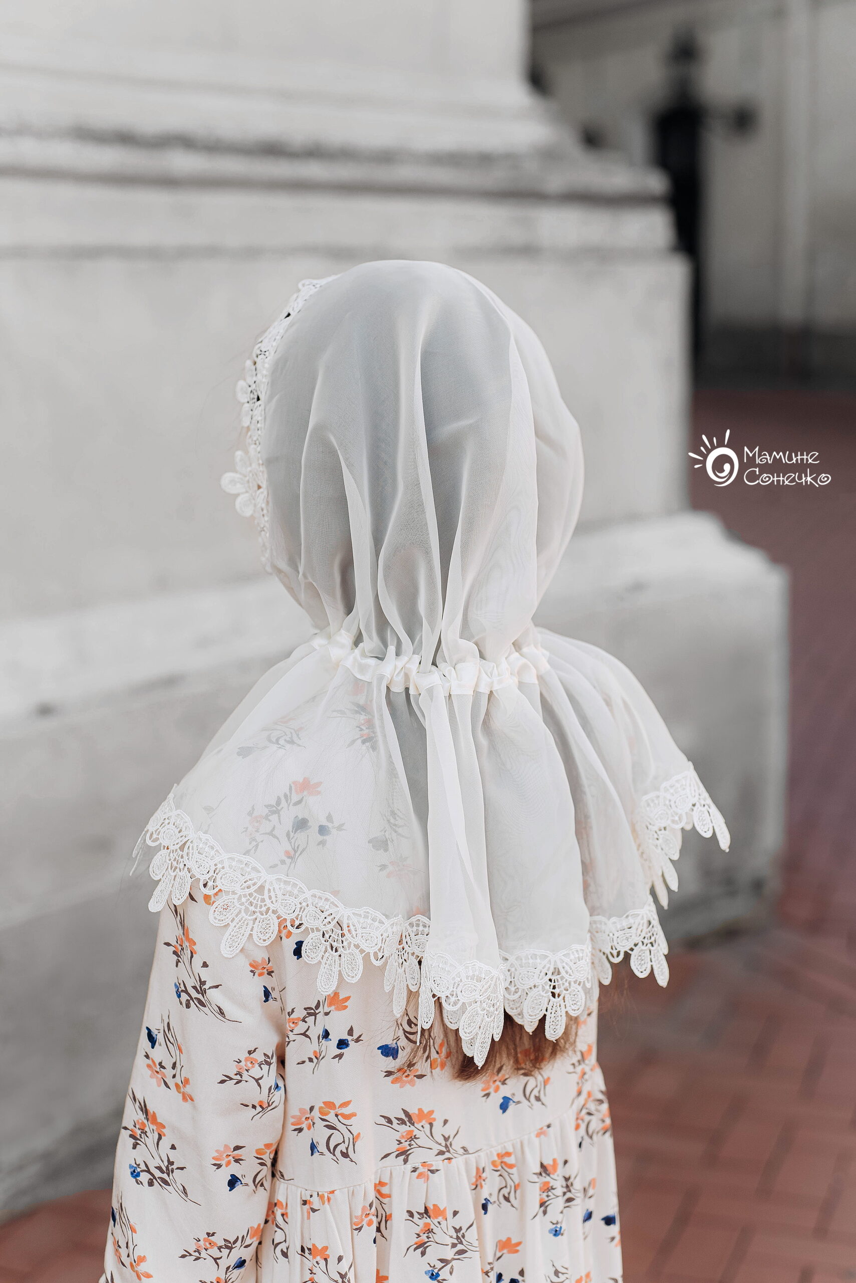 Праздничный детский платок-палантин “Ромашки” цвет айвори