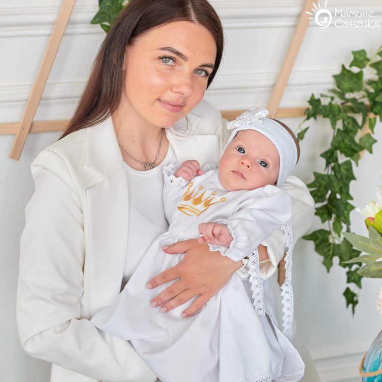 Одяг для хрещення дівчинки "Корона принцеси" золота вишивка, набір з льону
