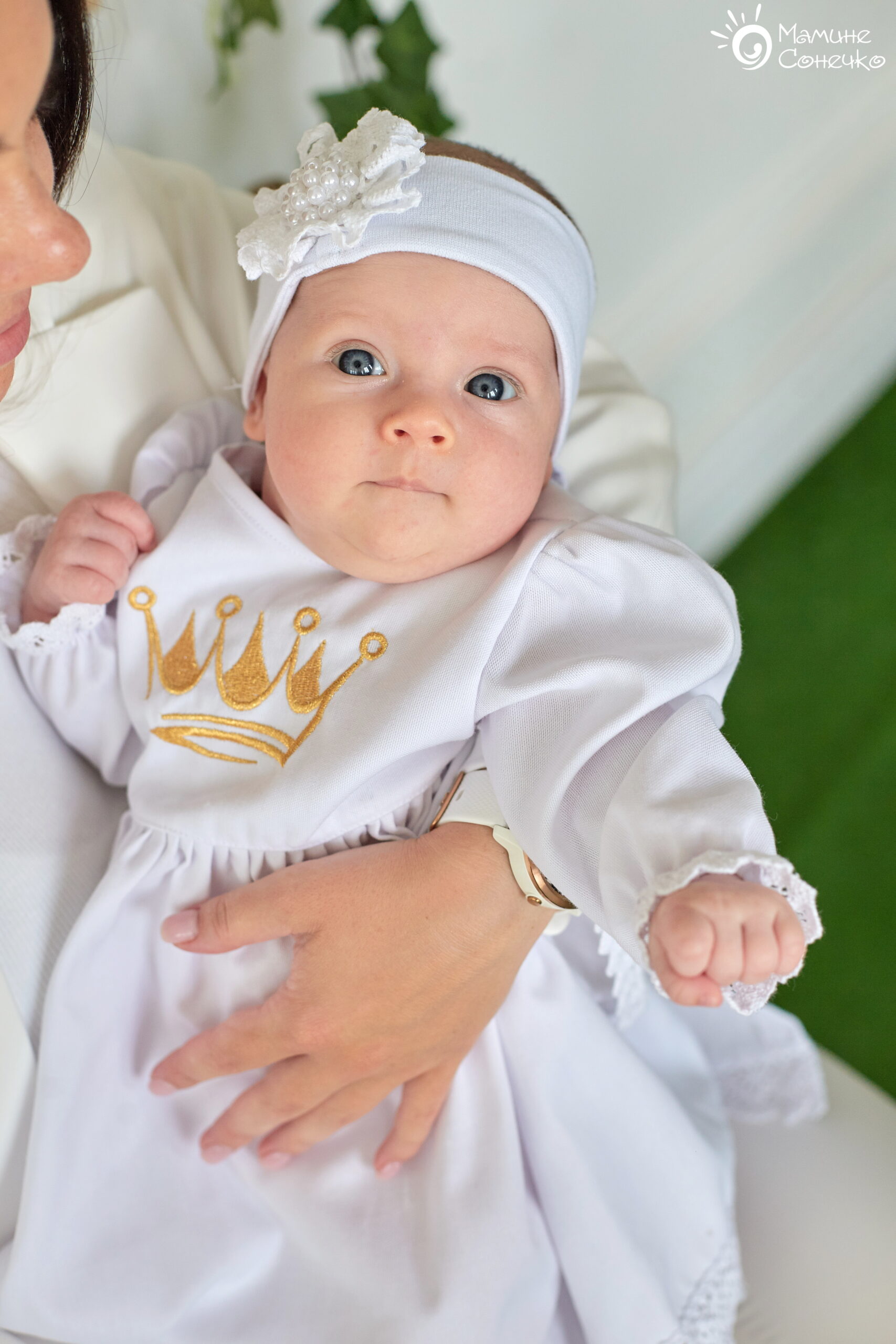Complete set for baptism of a girl “Small crown” gold, linen