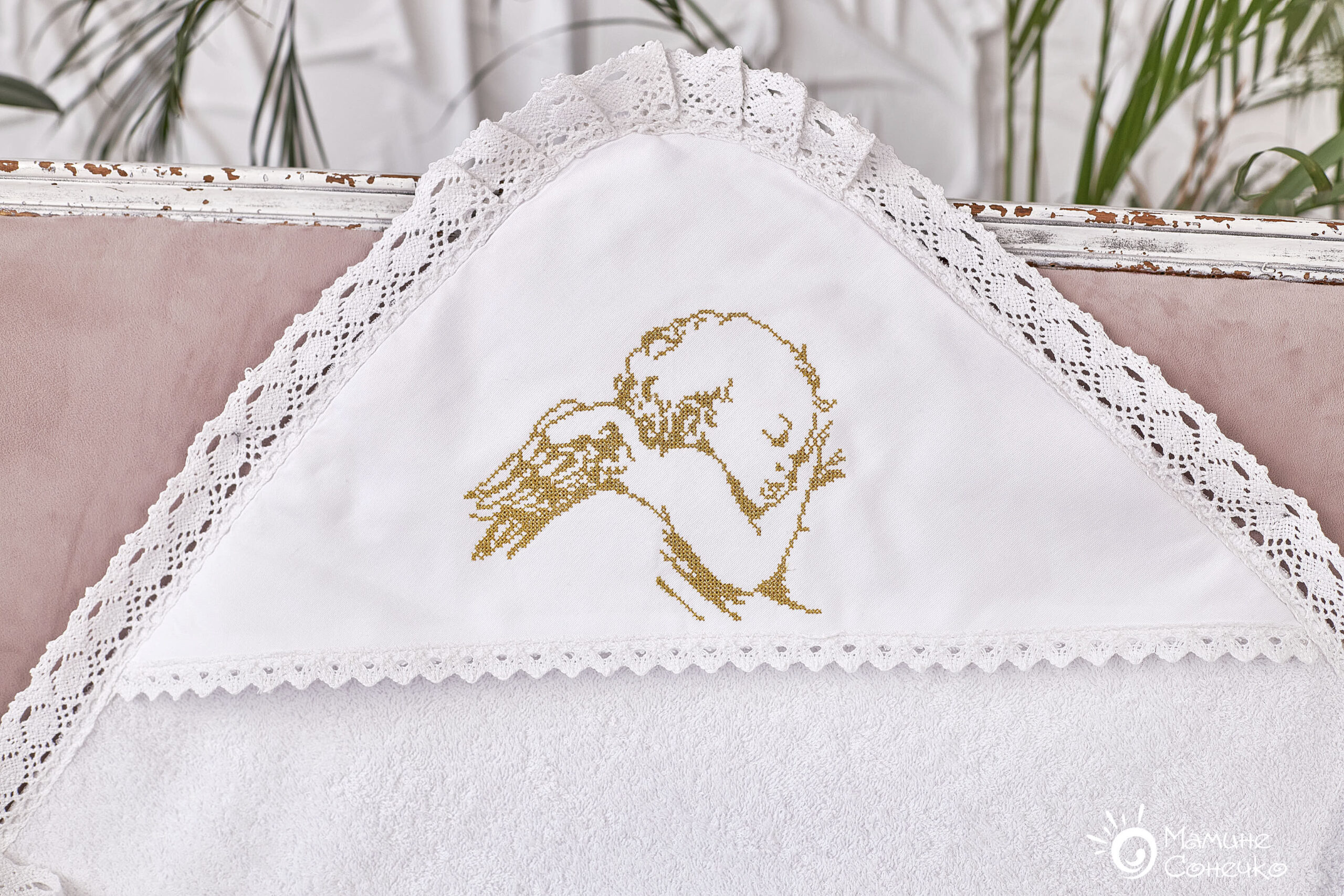 Крижма-рушник для хрещення “Ангел спить” золото, біла банна махра