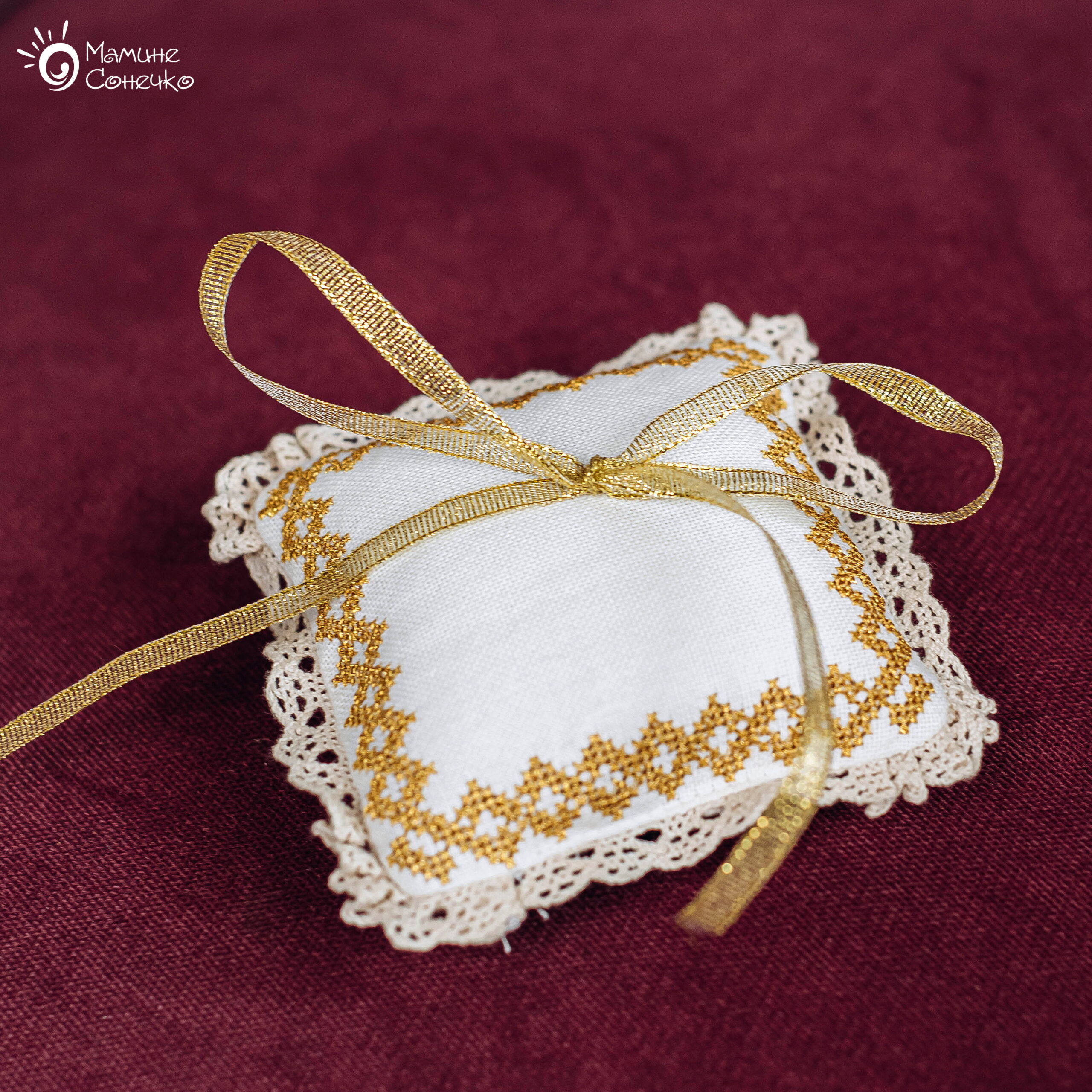 Cross stitch cushion “Diamonds” gold, ivory linen