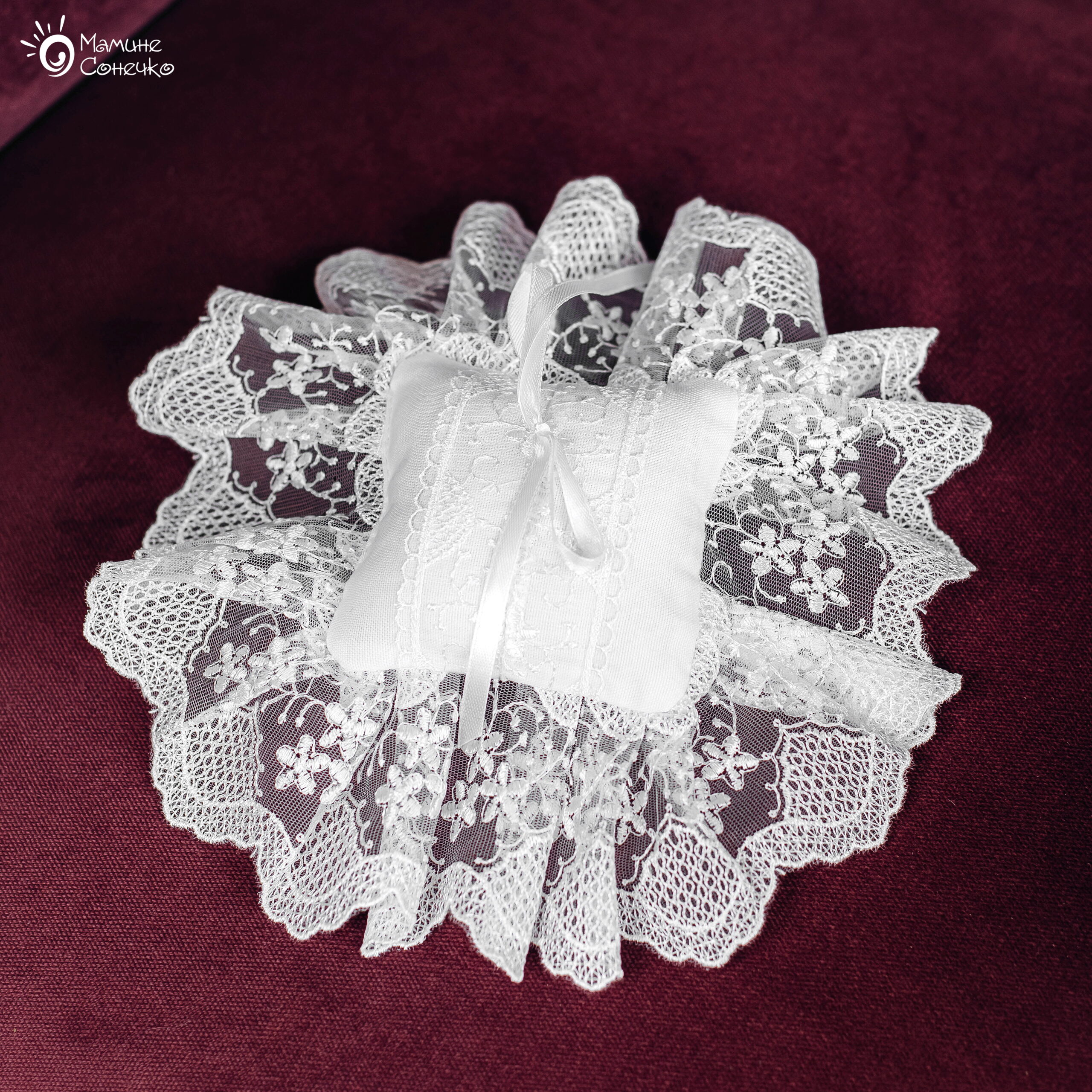 Cross stitch cushion “Royal flower lan”, white linen