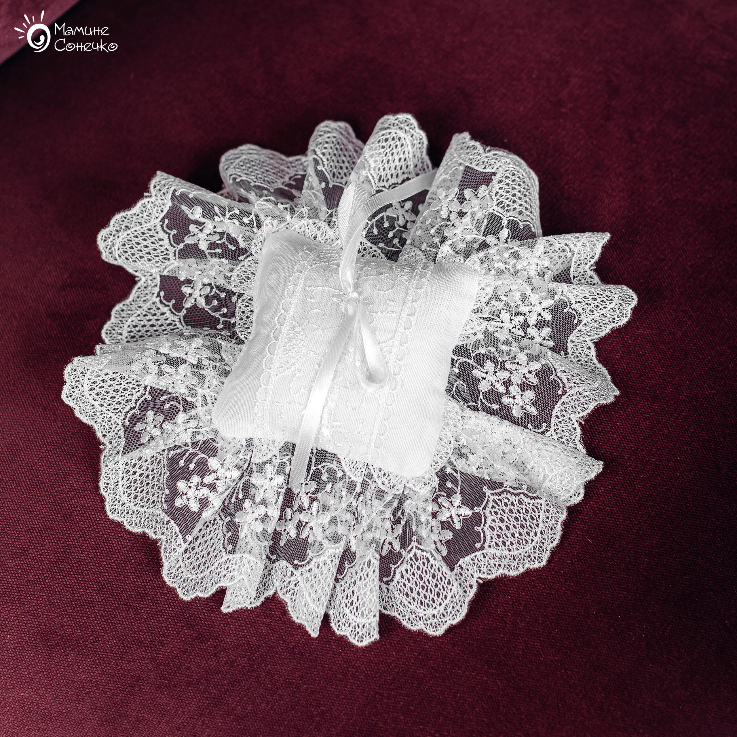 Cross stitch cushion “Royal flower lan”, white linen