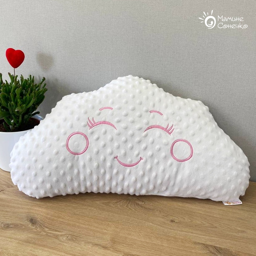 Декоративна плюшева подушка “Хмаринка” (рожева вишивка), плюш у горошок