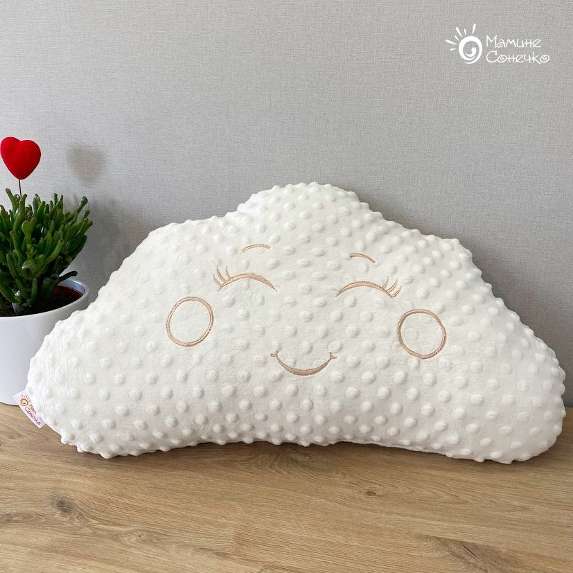 Декоративна плюшева подушка “Хмаринка” (бежева вишивка), плюш у горошок