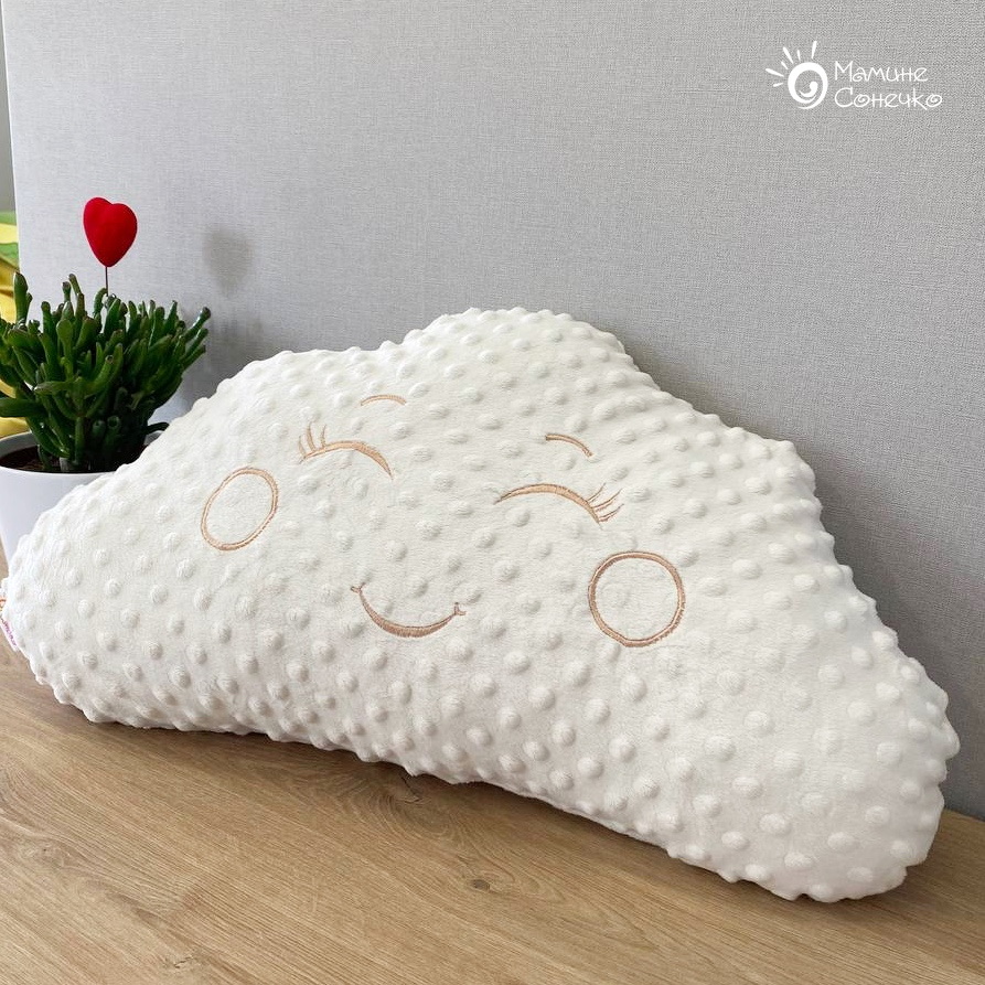 Декоративна плюшева подушка “Хмаринка” (бежева вишивка), плюш у горошок
