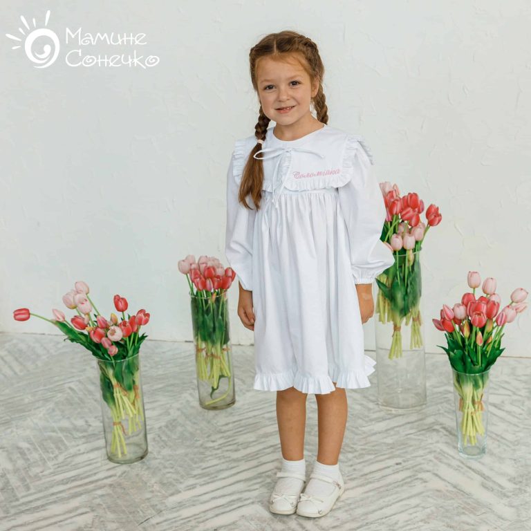 Сукня "Міледі" для хрещення дівчинки, квадратний іменний комірець, рюш, рожева вишивка, білий сатин