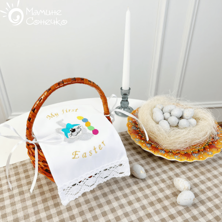 Пасхальний вишитий рушник дитячий “My first Easter” блакитний бантик, льон білий