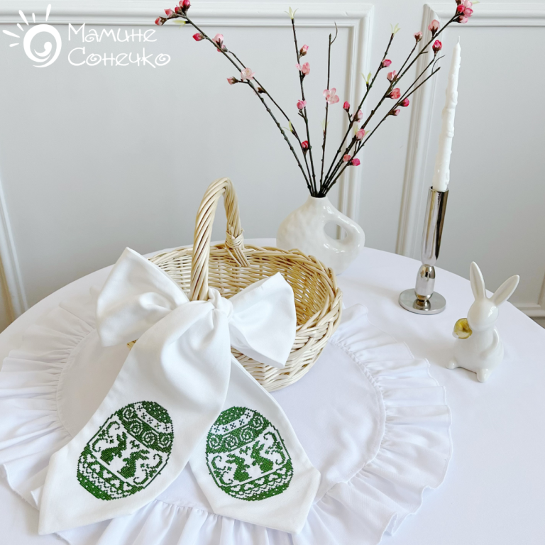 Пасхальний бант на кошик “Писанка з двома зайчиками” оливкова вишивка, айворі льон