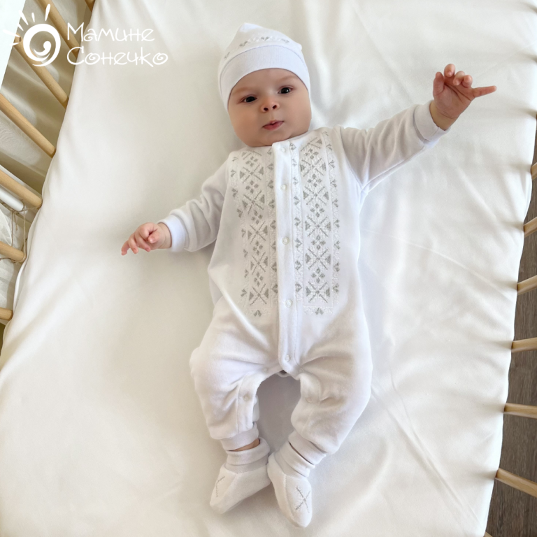 Костюм для хрещення хлопчика “Хвоя" срібно-біла вишивка, білий велюр